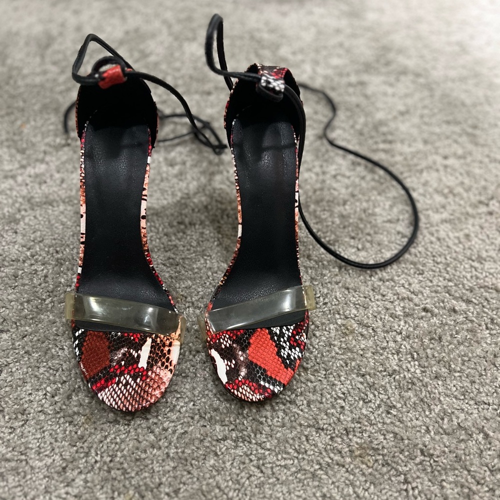 Brand new heels. Never worn outside. Only tried them on and that’s it.